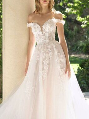 Off white/nude wedding dress.Off the shoulder bridal gown. Tulle lace appliqued